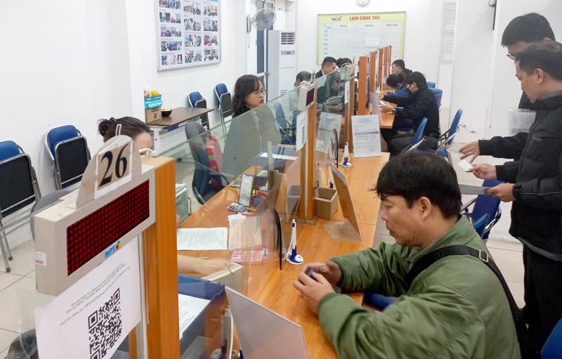 Người lao động làm thủ tục hưởng trợ cấp thất nghiệp tại Hà Nội. Ảnh - N.Dương. 