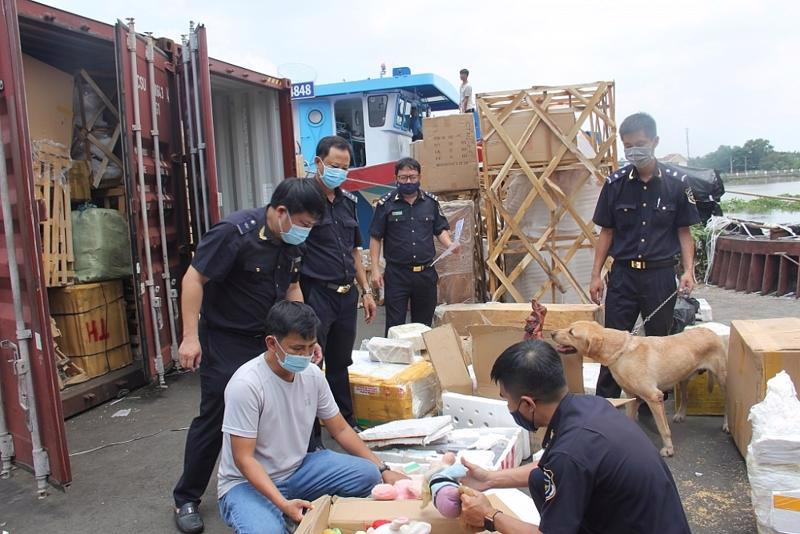 Authorized forces examine products to prevent smuggling and counterfeit goods. Photo: VnEconomy