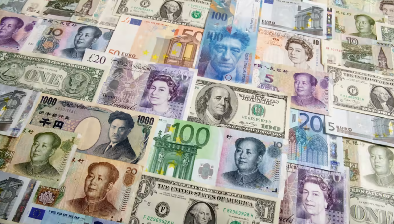 Hoạt động giao dịch bằng USD và Euro giảm mạnh đã làm giảm đáng kể sự hiện diện của tiền tệ nước ngoài tại Nga - Ảnh: Reuters