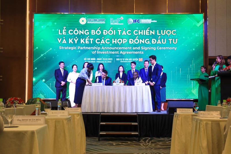 Tổ chức Tài chính Quốc tế IFC và Tập đoàn Tân Long - BaF ký kết các hợp đồng sáng ngày 23/2 vừa qua.