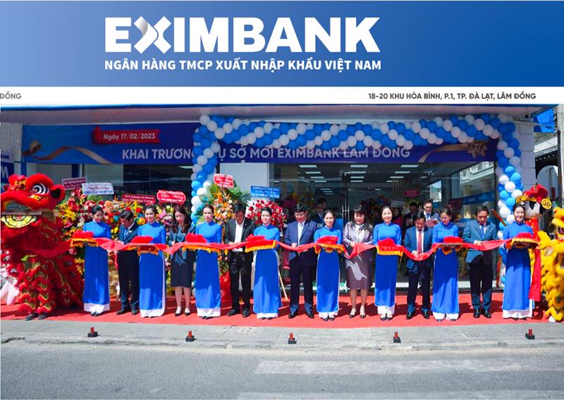 Đại diện cơ quan ban ngành tại địa phương cùng Ban Lãnh đạo Eximbank cắt băng khánh thành trụ sở mới.