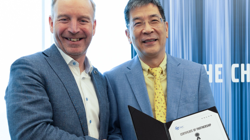 Ông Per Erik Lindstrom - Chủ tịch Volvo Trucks International trao Biên bản hợp tác đã được ký kết cho Tập đoàn T&C.