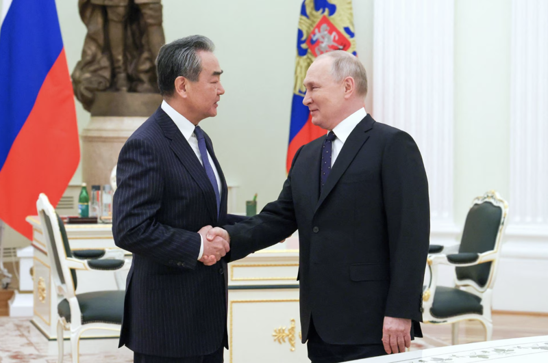 Tổng thống Nga Vladimir Putin tiếp nhà ngoại giao cấp cao nhất của Trung Quốc, ông Vương Nghị, tại Moscow hôm 22/2 - Ảnh: Sputnik/Reuters.