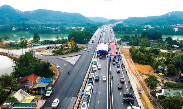 The La Son - Cam Lo Expressway passing through Thua Thien-Hue province opened to traffic late last year. Photo: VnEconomy
