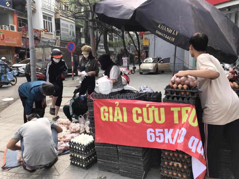 Một điểm bán trứng gia cầm trên đường phố Hà Nội treo băng rông "Giải cứu"