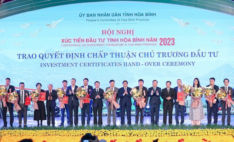 PM guides Hoa Binh on attracting investors