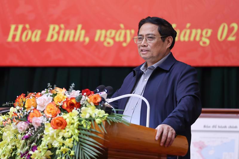 Prime Minister Pham Minh Chinh speaking at the meeting with authorities in Hoa Binh province on February 26. Photo: VGP