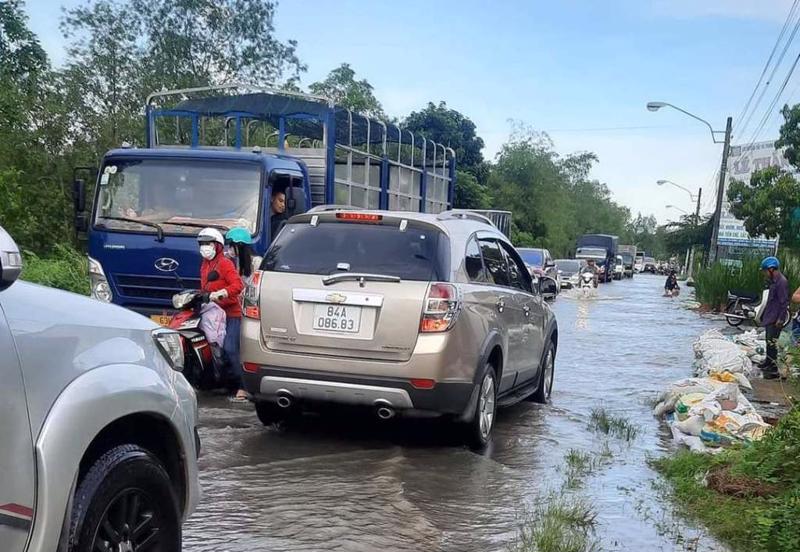 Quốc lộ 53 đoạn qua tỉnh Vĩnh Long do mặt đường còn thấp, mỗi khi triều cường dâng cao thì bị ngập sâu gây ách tắc giao thông.