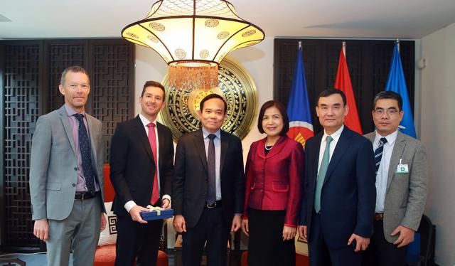 Phó Thủ tướng Chính phủ Trần Lưu Quang tiếp Phó Chủ tịch LEGO Edward Lewin (thứ 2, bên trái) tại Trụ sở Phái đoàn Thường trực Việt Nam bên cạnh LHQ, Tổ chức Thương mại Thế giới và các tổ chức quốc tế khác, tại Geneva, Thụy Sĩ, ngày 28/2/2023.