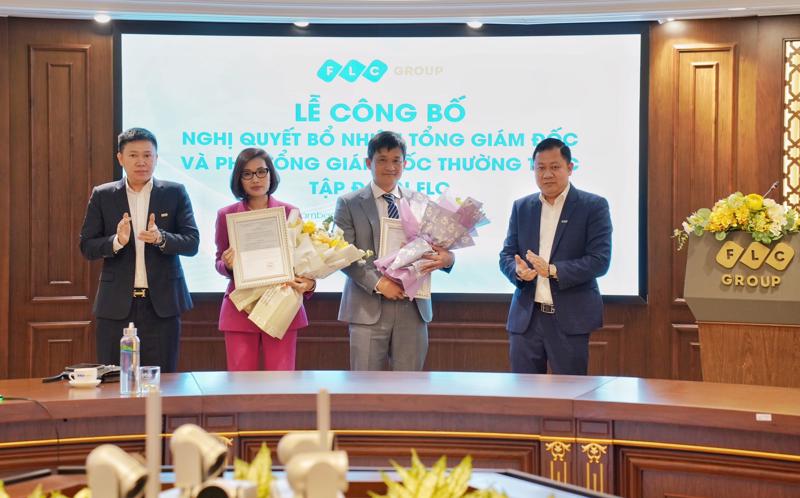 Tổng Giám đốc Lê Tiến Dũng (thứ hai từ phải sang) và Phó Tổng Giám đốc thường trực Trần Thị Hương nhận quyết định bổ nhiệm 