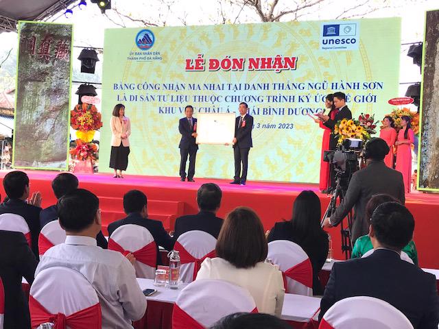 Ông Lê Trung Chinh, Chủ tịch UBNDTP. Đà Nẵng (người bên phải) đón nhận Bằng công nhận Ma nhai là Di sản tư liệu thuộc Chương trình ký ức Thế giới khu vực Châu Á - Thái Bình Dương