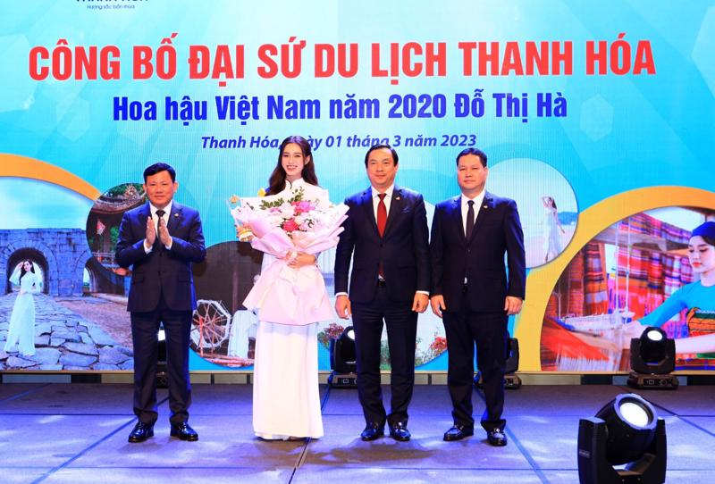 Phó Chủ tịch tỉnh Thanh Hóa Nguyễn Văn Thi tặng hoa chúc mừng đại sứ du lịch Thanh Hóa, hoa hậu Đỗ Thị Hà