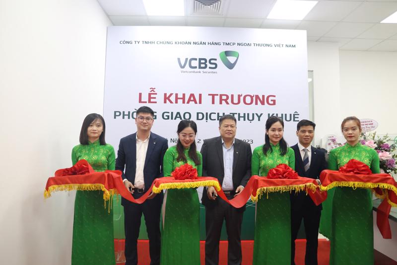 Đại diện Chi nhánh Vietcombank Thăng Long và đại diện lãnh đạo VCBS cắt băng khánh thành trong buổi lễ khai trương.