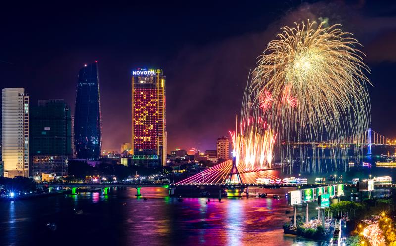 Màn trình diễn pháo hoa rực rỡ bên sông Hàn, Đà Nẵng
