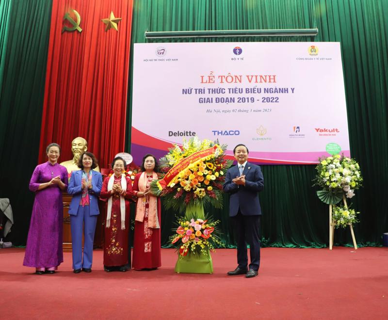 Phó Thủ tướng Chính phủ Trần Hồng Hà chúc mừng các nữ trí thức. Ảnh - Nguyễn Nhiên.