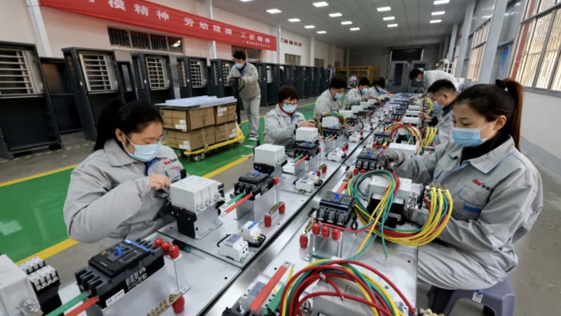 Trong một nhà máy sản xuất thiết bị điện ở tỉnh Sơn Đông, Trung Quốc - Ảnh: Getty/CNBC.