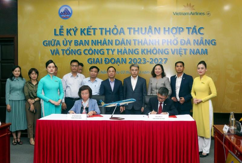 The signing ceremony between Vietnam Airlines and Da Nang. Photo: VOV