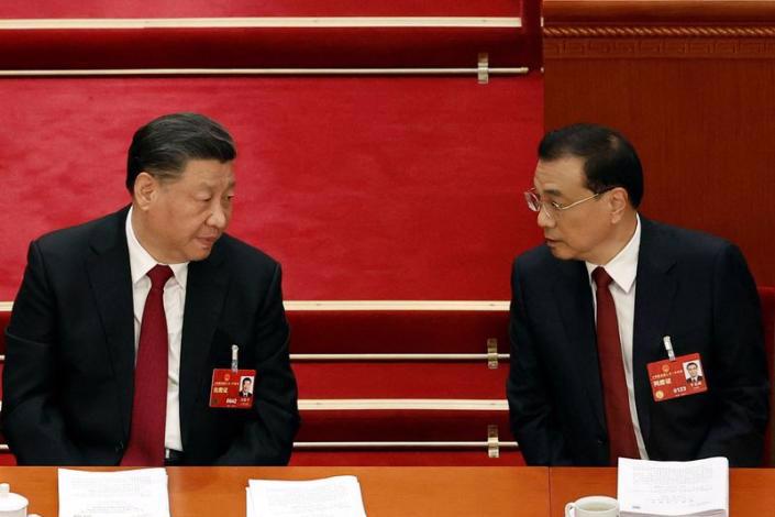 Thủ tướng sắp mãn nhiệm Lý Khắc Cường (phải) thảo luận với Chủ tịch Trung Quốc Tập Cận Bình tại phiên khai mạc kỳ họp Quốc hội tại Bắc Kinh ngày 5/3 - Ảnh: Reuters