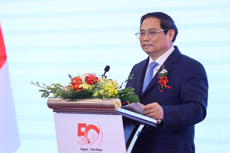 Prime Minister Pham Minh Chinh speaking at the meeting. 