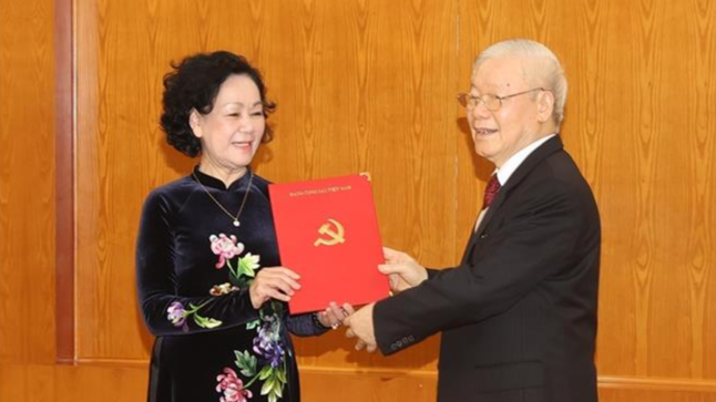 Tổng Bí thư Nguyễn Phú Trọng trao Quyết định cho đồng chí Trương Thị Mai, Ủy viên Bộ Chính trị, Thường trực Ban Bí thư - Ảnh: TTXVN