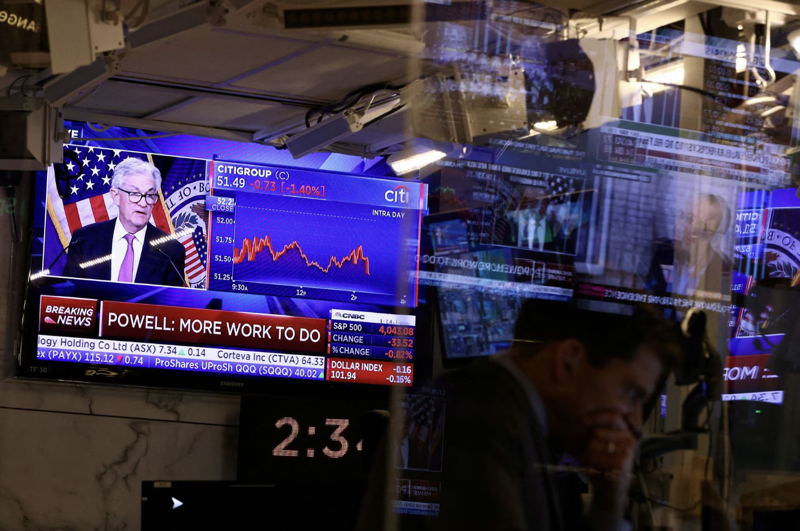 Một màn hình ở Sở giao dịch chứng khoán New York (NYSE) đưa tin Fed nâng lãi suất hôm 1/2 - Ảnh: Reuters.