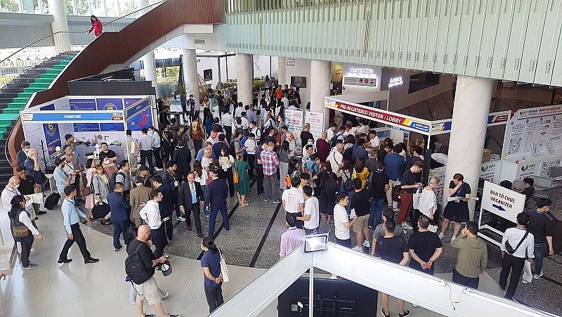 Thousands of people visited the expo on the first day. Photo: congthuong.vn