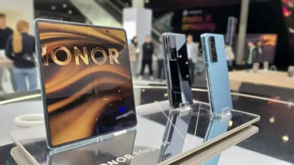 Honor Magic Vs đang được trưng bày tại Mobile World Congres ở Barcelona. Thiết bị trị giá gần 1.700 USD là nỗ lực của Honor nhằm cạnh tranh với Samsung trên thị trường smartphone màn hình gập.