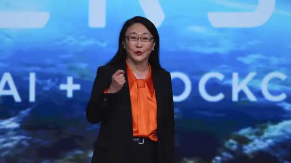 Bà Cher Wang - Chủ tịch, đồng sáng lập và CEO HTC, phát biểu tại Đại hội Thế giới Di động 2023.