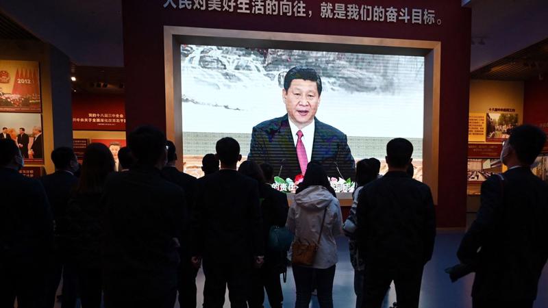 Người dân Bắc Kinh theo dõi bài phát biểu của Chủ tịch Trung Quốc Tập Cận Bình vào ngày 3/3/2023 - Ảnh: Getty Images.