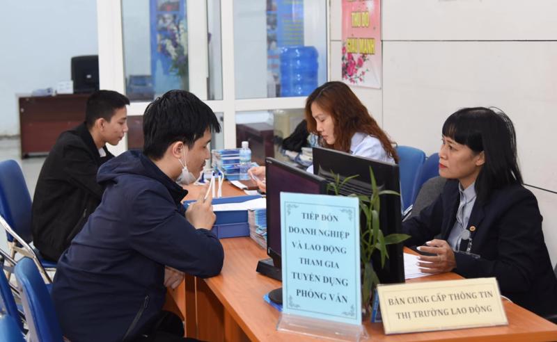 Người lao động tham gia tuyển dụng tại sàn việc làm Hà Nội ngày 9/3. 