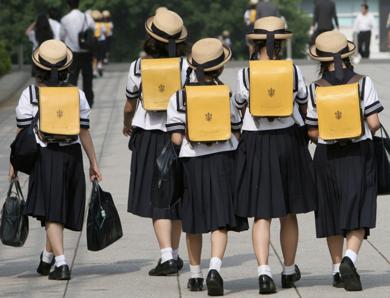 Trẻ em Nhật Bản đến trường - Ảnh: Reuters.