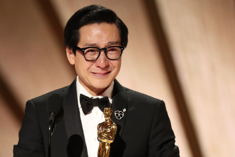 Hình ảnh Quan Kế Huy nâng cao bức tượng vàng được đánh giá là một trong những khoảnh khắc xúc động nhất của mùa giải Oscar năm nay. Ảnh: Entertainment Weekly