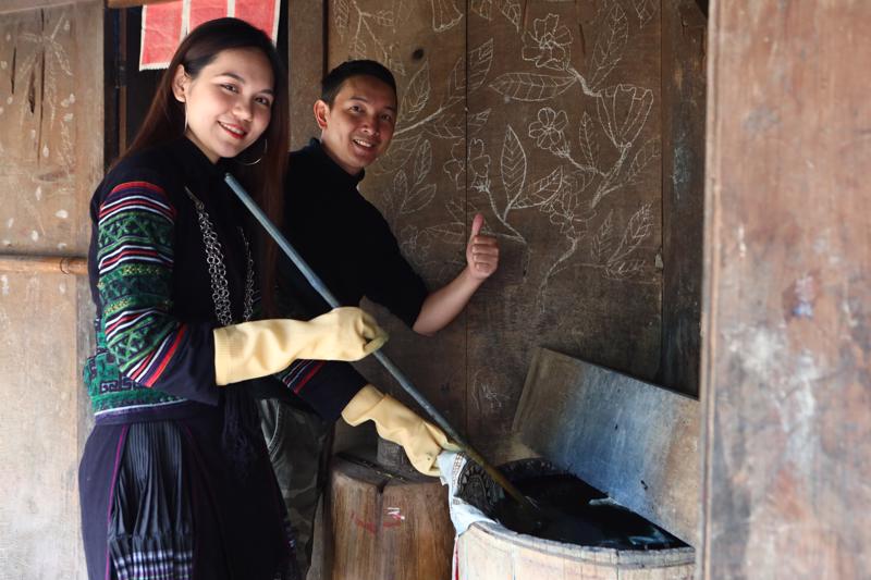 Du khách thích thú trải nghiệm việc nhuộm vải của người Mông tại Sapa