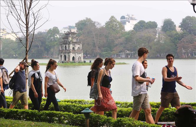 Foreign tourists strolling around Hanoi. Photo: Hanoimoi.com