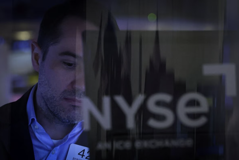 Một nhà giao dịch cổ phiếu trên sàn NYSE ở New York hôm 7/3 - Ảnh: Reuters.