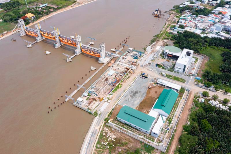 The investor has completed 93% of construction at the Muong Chuoi sluice gate in Nha Be district.