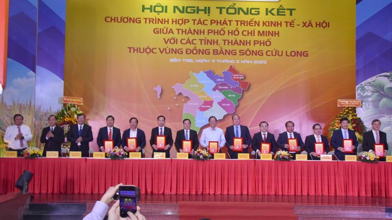 Authorities from Ho Chi Minh City and 13 localities in the Mekong Delta signed cooperation agreements at a conference in Ben Tre province.