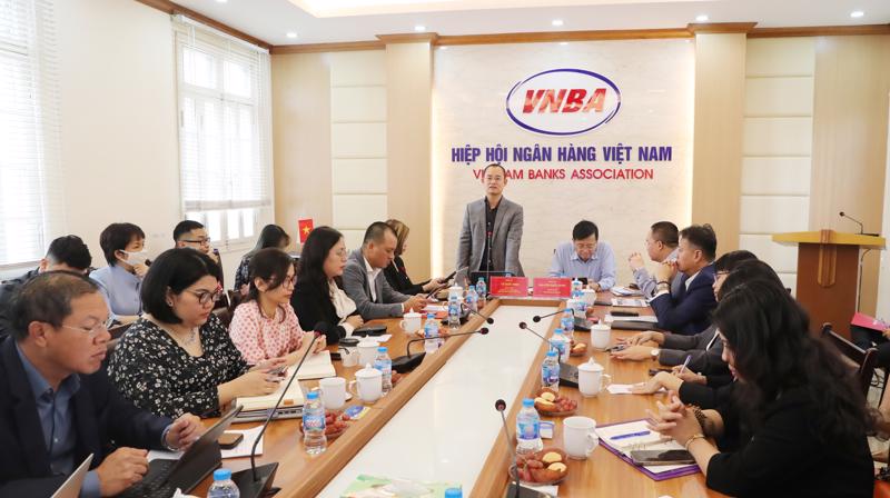 Ông Lê Quốc Ninh, Chủ nhiệm CLB Tài chính tiêu dùng phát biểu tại cuộc họp.