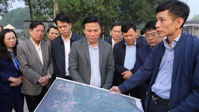 Local authorities conduct a field trip to the Nghi Son Economic Zone to discuss the new project. Photo: Phuc Ngu