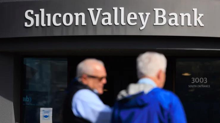 Mọi người chờ đợi bên ngoài trụ sở Ngân hàng Thung lũng Silicon ở Santa Clara, để rút tiền hôm 13/3/2023. Ảnh: CNBC