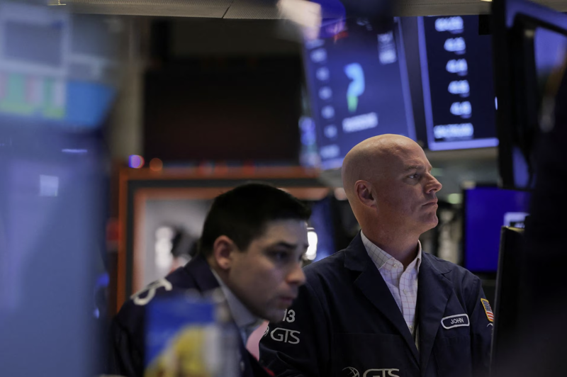 Các nhà giao dịch cổ phiếu trên sàn NYSE ở New York ngày 15/3 - Ảnh: Reuters.