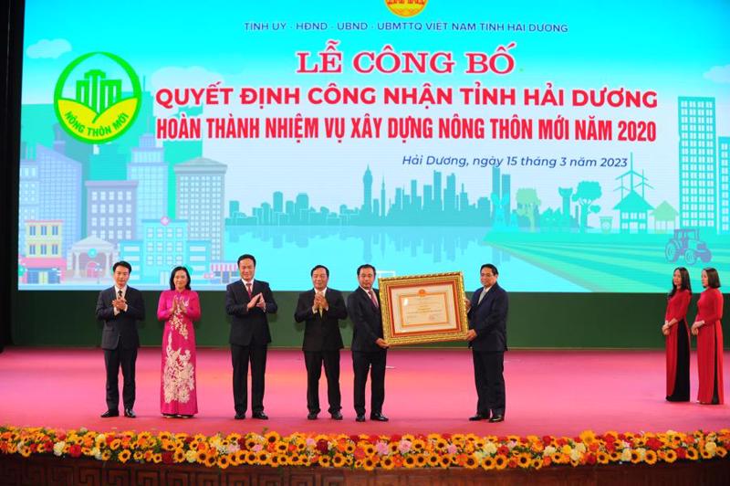 Prime Minister Pham Minh Chinh grants a decision to authorities in Hai Duong province recognizing the fulfilment of new rural development tasks.