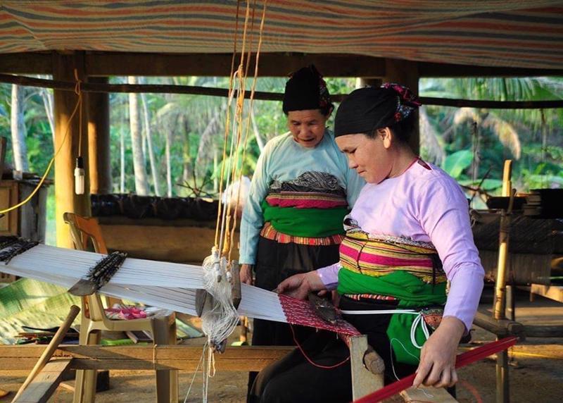 Doanh nghiệp xã hội Craft Link hỗ trợ nhóm Mường ở Lang Chánh, Thanh Hoá khôi phục và duy trì kỹ năng dệt truyền thống.