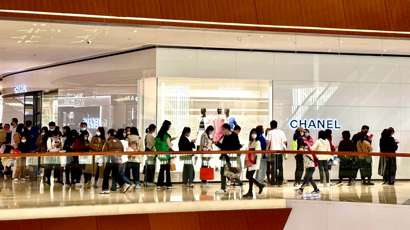 Dòng người xếp hàng trước cửa hàng Chanel tại Taikoo Hui Quảng Châu dịp Tết Nguyên đán vừa qua. Ảnh: WWD