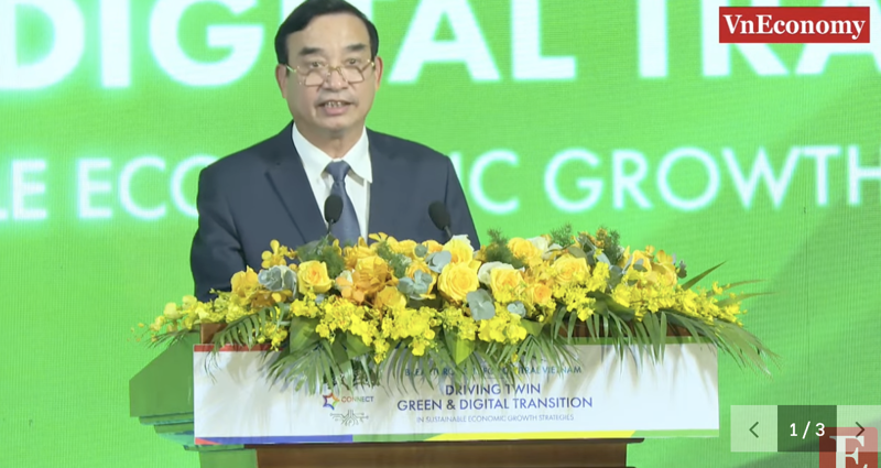 Chairman of the Da Nang City People’s Committee Le Trung Chinh speaking at the Vietnam Connect 2023 forum.
