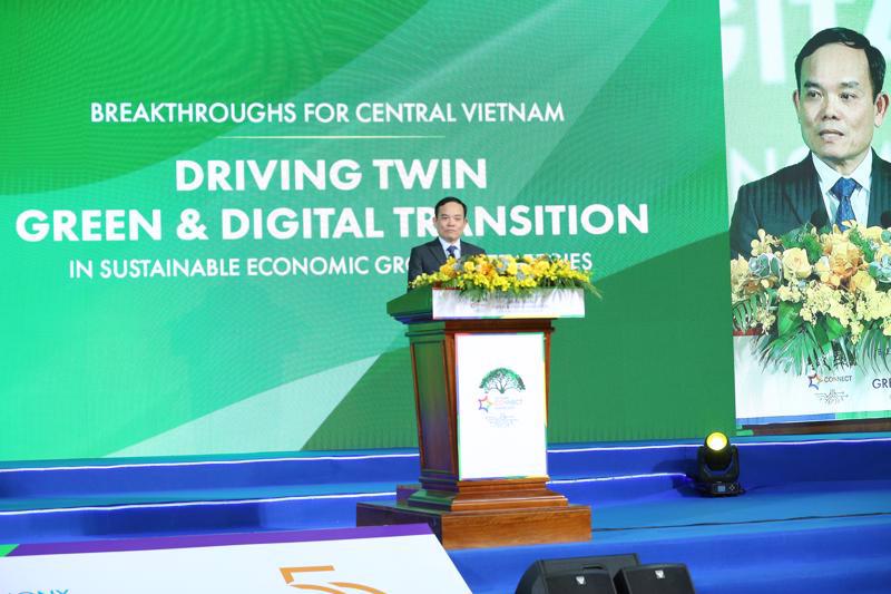 Deputy Prime Minister Tran Luu Quang is speaking at the forum. (Photo: VnEconomy) 