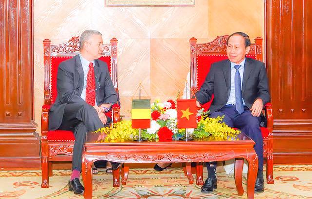 Belgian Ambassador Karl Van den Bossche (L) and Secretary of the Hai Phong City Party Committee Le Tien Chau.