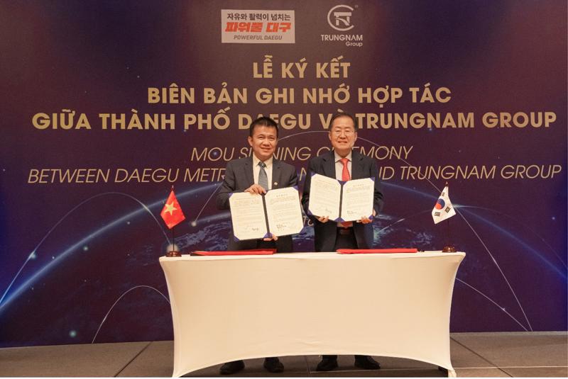 Mr. Nguyen Tam Thinh from the Trungnam Group and Mr. Hong Joon Pyo sign the MoU.