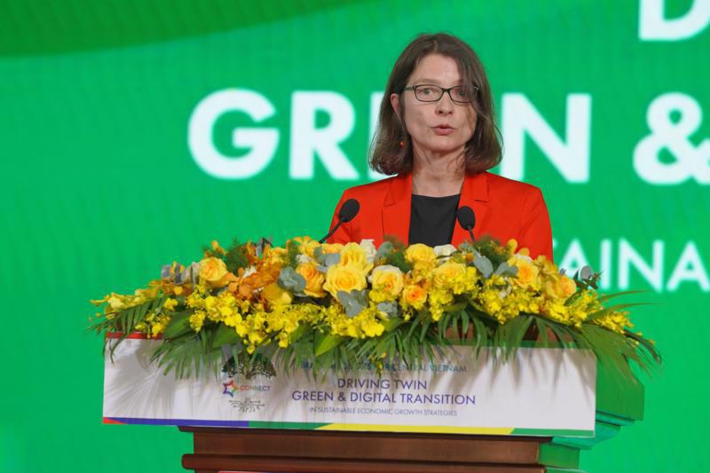 Ms. Stefanie Stallmeister, Operations Manager for the World Bank in Vietnam, addressing the Vietnam Connect 2023 forum. (Photo: VnEconomy)