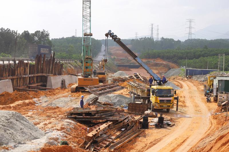 Phó Thủ tướng Trần Hồng Hà đề nghị nâng ngay công suất 50% ở các mỏ cát đang khai thác và cấp lại giấy phép khai thác các mỏ đã hết hạn, tạm thời đóng cửa.